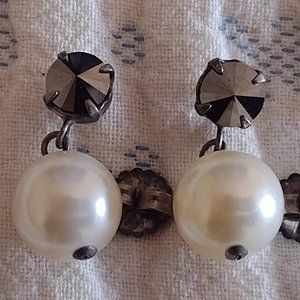 SABIKA STUD EARRINGS WITH LARGE PEARL & BLACK STONE